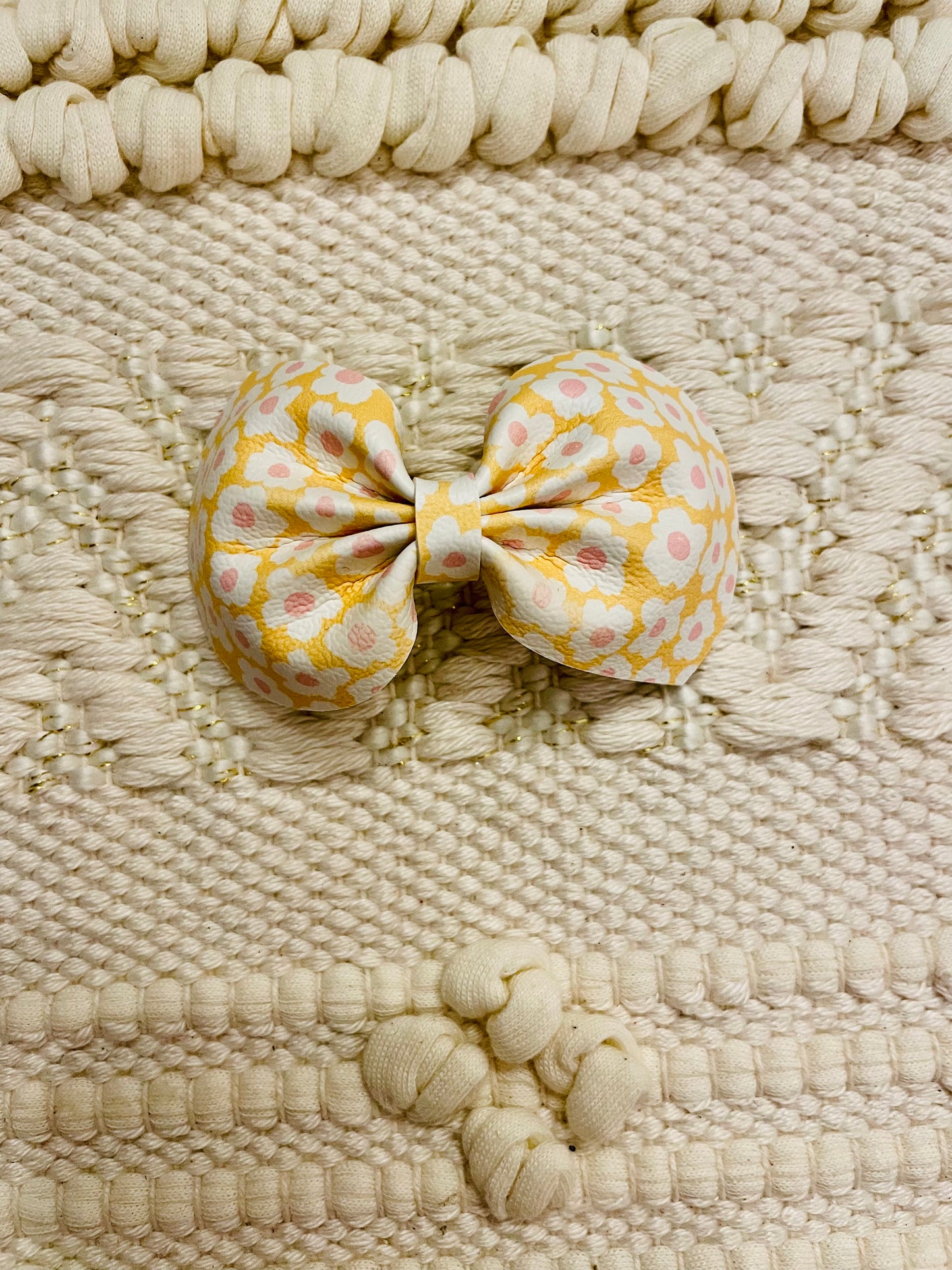 Sunshine Daisy Bow (3.25")